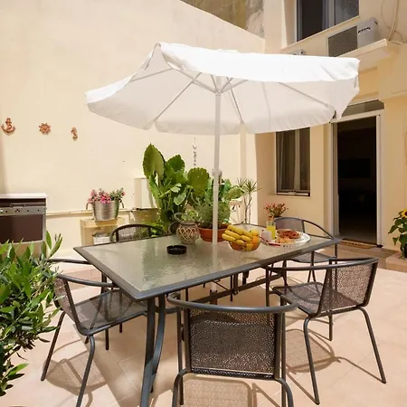 Lejlighed With Courtyard In Beating Heart Of Old Town! *